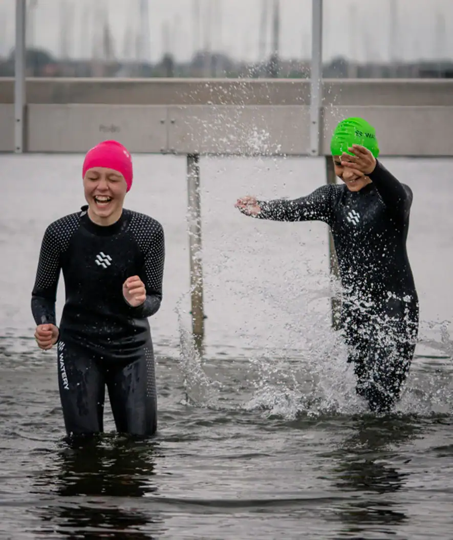 Hedgehog wetsuit spelende kinderen in het water
