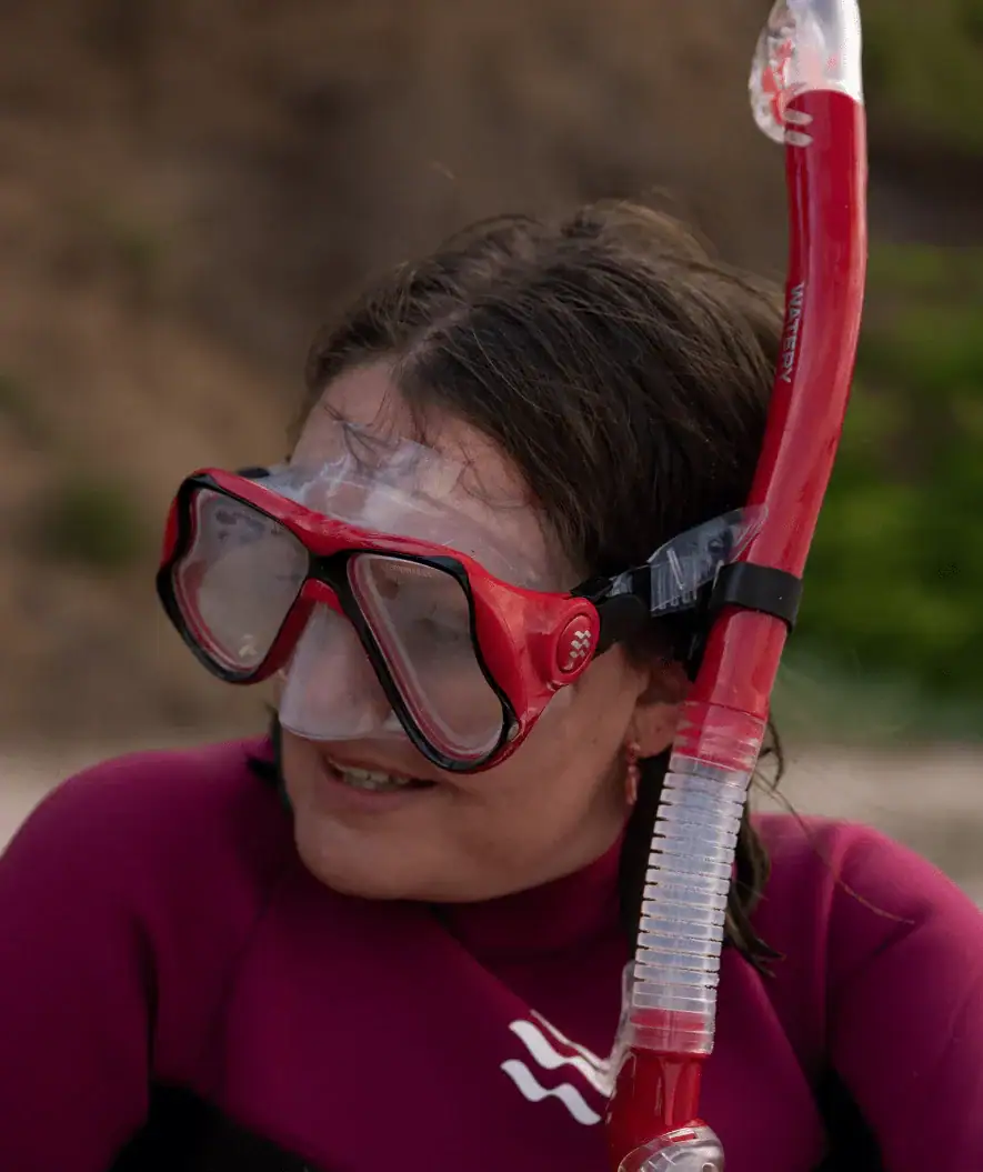 Vrouw met rode Hudson snorkelset op