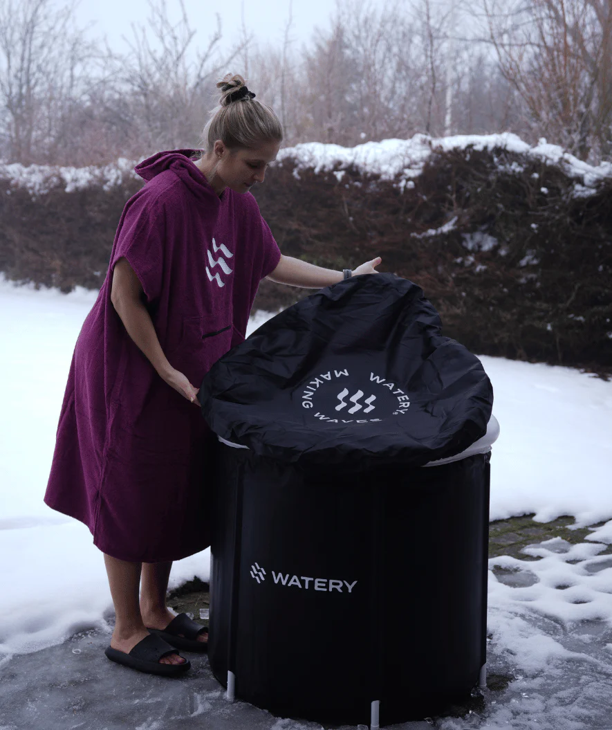 Watery opblaasbaar ijsbad - Hero - Zwarte productafbeelding met vrouw